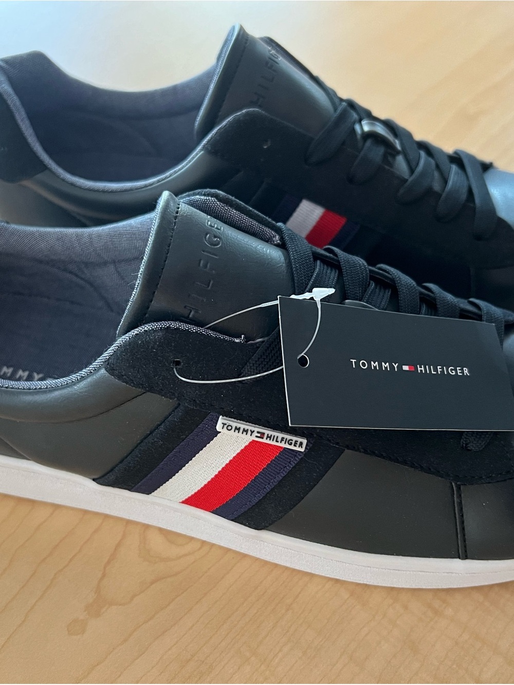 Tommy Hilfiger Men's size 13 navy blue Leather Sneakers with Signature Stripe